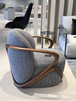 Hug armchair